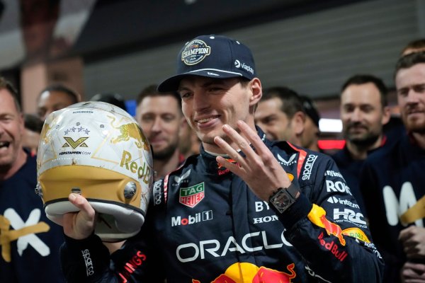 Max Verstappen zeigt es an: Er hat Titel Nummer 4 sicher. - © Matt York/AP/dpa