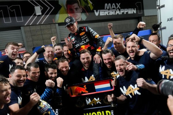 Die internationale Presse feierte den alten und neuen Champion - © Matt York/AP/dpa
