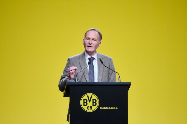 Hans-Joachim Watzke verteidigt auf der Mitgliederversammlung den Sponsoren-Deal des BVB mit Rheinmetall. - © Bernd Thissen/dpa