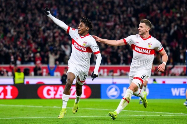 Justin Diehl (l) erzielte für den VfB Stuttgart den 2:0-Endstand gegen den VfL Bochum. - © Tom Weller/dpa
