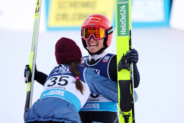 Katharina Schmid (r.) bejubelte in Lillehammer den 16. Weltcup-Sieg ihrer Karriere. - © Geir Olsen/NTB/dpa