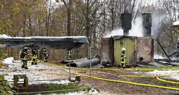In Schleiden ist eine Flüchtlingsunterkunft in Brand geraten - etwa 20 Menschen wurden verletzt. - © Str./dpa