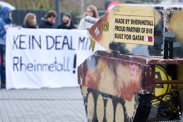 Schon vor der Mitgliederversammlung hatte es Proteste gegeben - © Bernd Thissen/dpa