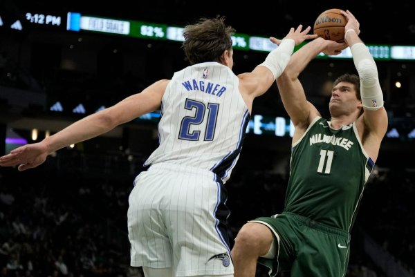 Moritz Wagner von den Orlando Magic versucht Brook Lopez von den Milwaukee Bucks zu blocken. - © Morry Gash/AP