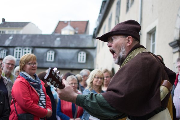 Archivfoto: Musikalische Untermalung, während seiner Hexenführung gibt Henning Diekmann auch zum Thema passende Lieder zum Besten. - © Raphael Bartling