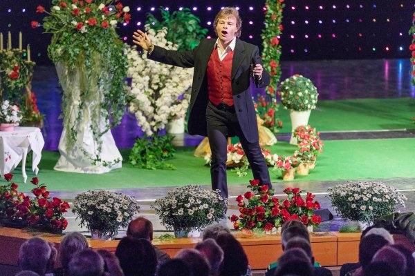 Um den Auftritt von Rudy Giovannini im Bad Meinberger Kurtheater zu verschönern, hat Fanclub-Vorsitzende Ilona Gärtner Rosen und andere Blumen aufgefahren. - © Torben Gocke