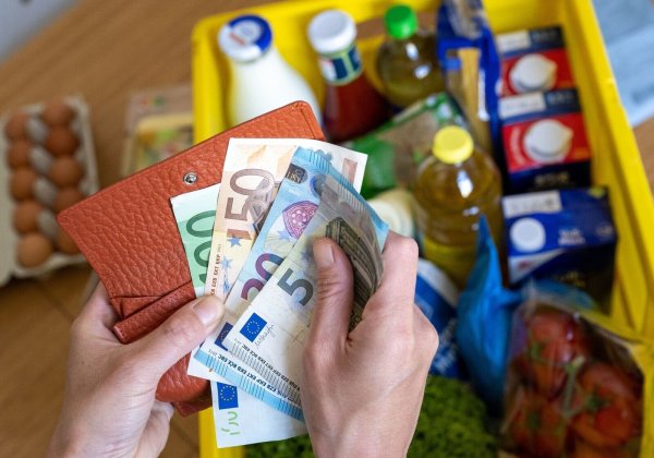 Viele Menschen in Deutschland können aktuell aufgrund der hohen Inflation nicht so viel sparen. - © Hendrik Schmidt/dpa
