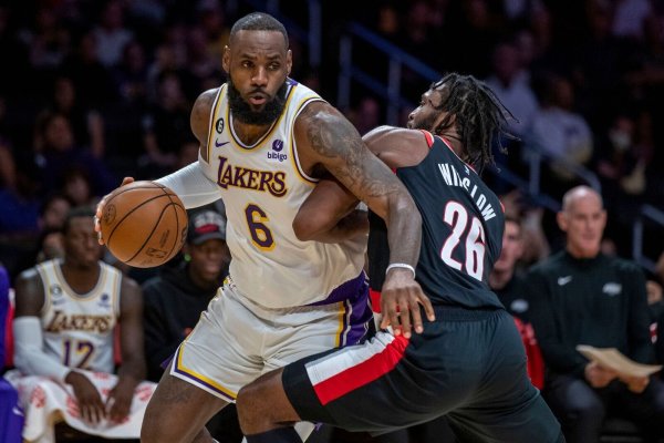 LeBron James (l) von den Lakers in Aktion gegen Justise Winslow von Portland. - © Alex Gallardo/AP/dpa