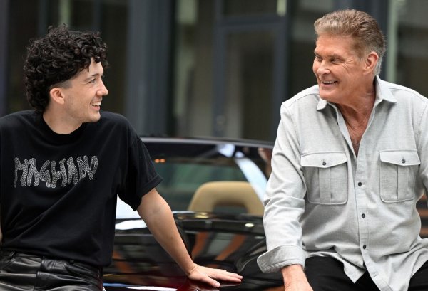 Die Schauspieler David Hasselhoff (r) und Maximilian Mundt posieren vor der Kamera. - © Federico Gambarini/dpa