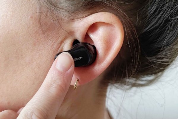 Aua: Die Bose QC Earbuds II werden über berührungsempfindliche Flächen gesteuert. Wer hier nicht vorsichtig ist, bekommt ordentliches Dröhnen auf die Ohren. - © Till Simon Nagel/dpa-tmn