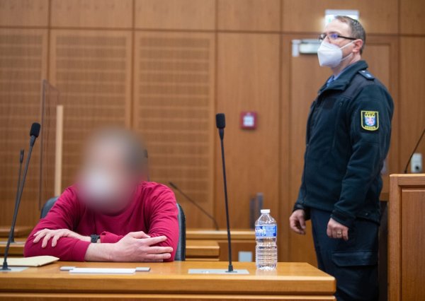 Der Angeklagte im Prozess um die «NSU 2.0»-Drohschreiben sitzt im Frankfurter Landgericht. - © Boris Roessler/dpa-Pool/dpa