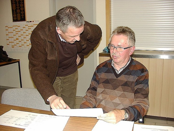 Ratsmitglied Andreas Erke (links) und Karl-Heinz Ridder, Leiter der Bürgerversammlung, erörtern die Betriebskosten der Friedhofskapelle. - © Foto: Daneyko