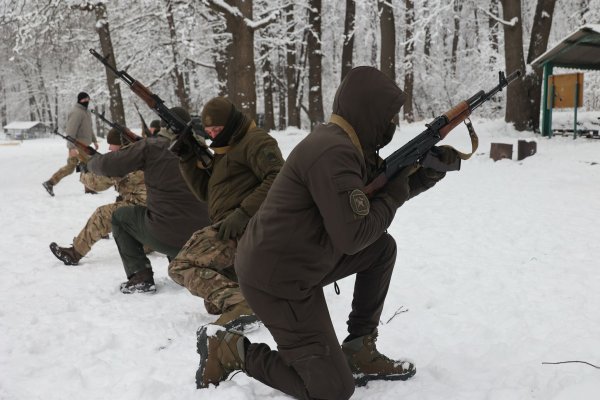 Oberfeldwebel der Einheiten des Operativen und Territorialen Kommandos Ost der ukrainischen Nationalgarde erhalten eine Spezialausbildung unter Feldbedingungen in der Region Charkiw im Nordosten der Ukraine. - © Not credited/Ukrinform/dpa