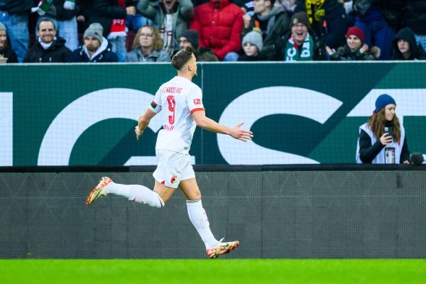 Augsburgs Ermedin Demirovic jubelt nach seinem Tor zum 1:0. - © Tom Weller/dpa
