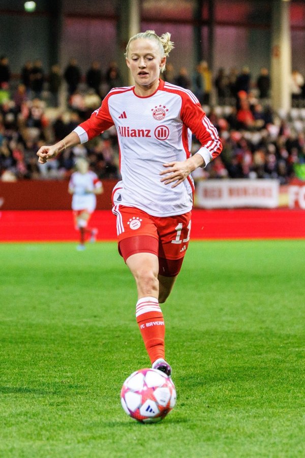 Musste mit dem FC Bayern ein enttäuschendes 1:1 in Nürnberg hinnehmen: Nationalspielerin Lea Schüller. - © Matthias Balk/dpa