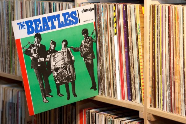 Könnte was wert sein: Diese «Beatles»-Scheibe aus dem Jahr 1965 war die erste Lizenzplatte des DDR-Labels Amiga. - © Peter Endig/dpa-Zentralbild/dpa-tmn