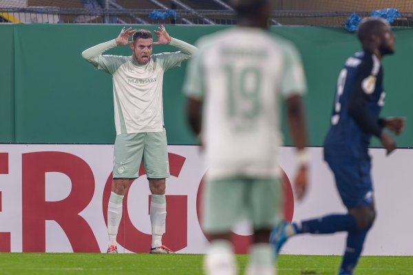 Marvin Ducksch von Werder Bremen feiert sein Tor zum 1:0 in Paderborn. - © David Inderlied/dpa