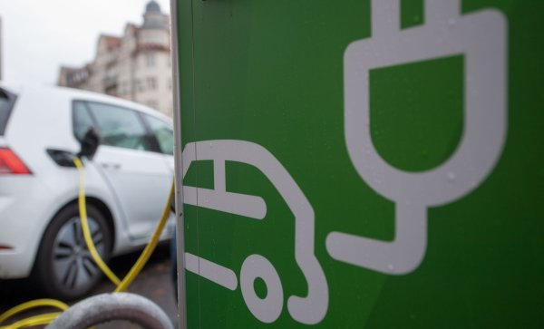E-Autos sollen künftig nicht nur Strom aus dem Netz ziehen, sondern auch wieder darein einspeisen. (Archivbild) - © Hendrik Schmidt/dpa
