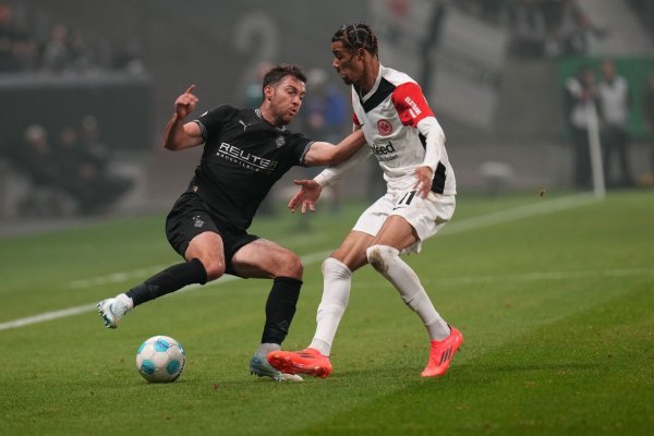 Eintracht Frankfurt um Hugo Ekitiké (r) musste im Pokalspiel gegen Borussia Mönchengladbach wegen eines frühen Platzverweises lange in Unterzahl spielen. - © Thomas Frey/dpa