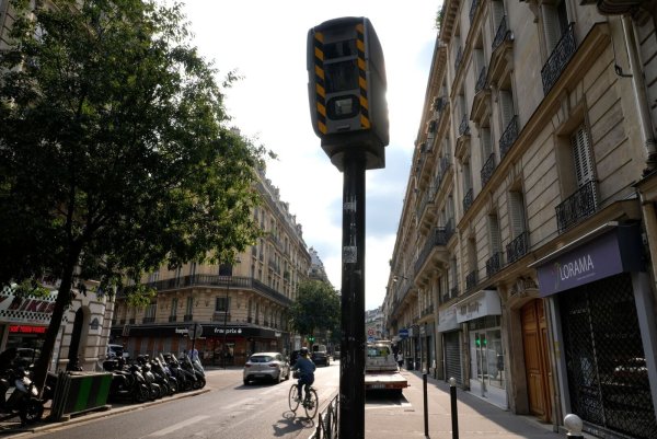 Ein Teil der Radarfallen in Frankreich soll künftig etliche Verstöße zugleich erfassen (Archivbild). - © Francois Mori/AP/dpa