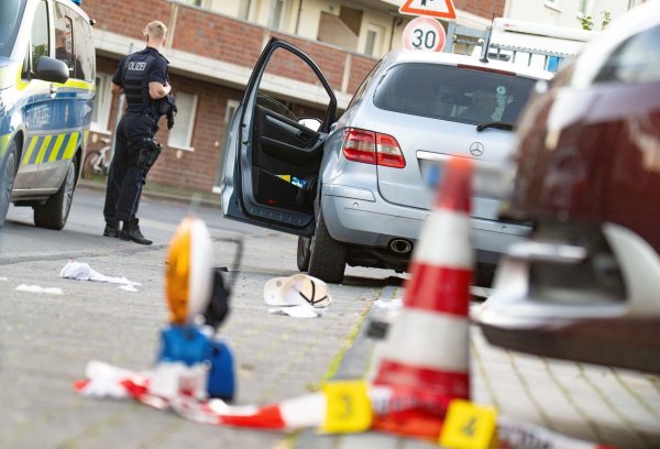 Die Polizei sucht jetzt mit Fahndungsfotos nach dem Täter, der einen 32-Jährigen in Köln erschossen hat (Archivbild). - © Benjamin Westhoff/dpa