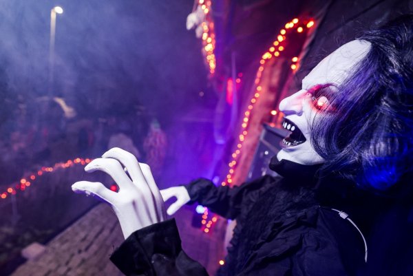 «Süßes oder Saures?» Die NRW-Polizei stellt sich darauf ein, dass manche Halloween-Streiche auch in diesem Jahr deutlich über das Ziel hinausgehen. (Symbolbild) - © Christoph Reichwein/dpa