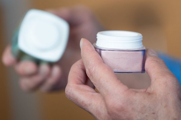 Schon die Liste der Inhaltsstoffe verrät bei manchen Kosmetika: Hier ist Verbotenes drin. (Symbolbild) - © Sebastian Kahnert/dpa-Zentralbild/dpa