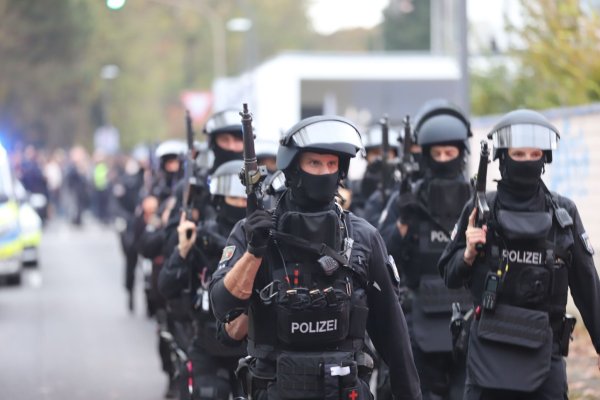 Spezialeinheiten der Polizei durchkämmen die einzelnen Gebäude des Komplexes. - © Sascha Thelen/dpa