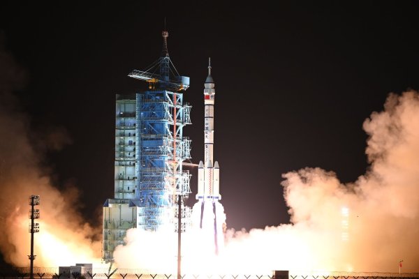 Eine Rakete vom Typ «Langer Marsch 2F» brachte das dreiköpfige Team ins All. - © Wang Jiangbo/XinHua/dpa