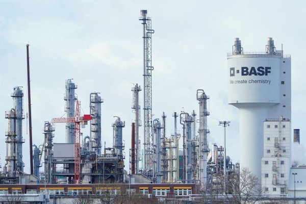 Der Chemiekonzern BASF sieht sich bei seinen milliardenschweren Kosteneinsparungen auf einem gutem Weg. - © Uwe Anspach/dpa