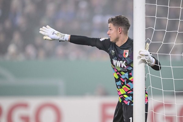 Finn Dahmen lässt gegen Schalke kein Gegentor zu. - © Harry Langer/dpa
