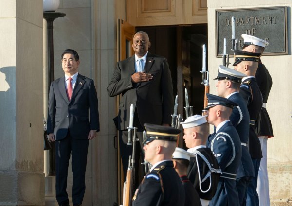US-Außenminister Austin traf seinen südkoreanischen Amtskollegen in Washington. Hauptthema: Die von Nordkorea nach Russland entsandten Soldaten. - © Kevin Wolf/FR33460 AP/AP