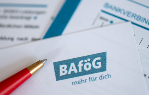 Die Höhe des Bafögs ist immer wieder Kern politischer Diskussionen. Das Bundesverfassungsgericht sagt: Vom Grundgesetz lässt sich kein Anspruch ableiten. (Archivbild) - © Hendrik Schmidt/dpa