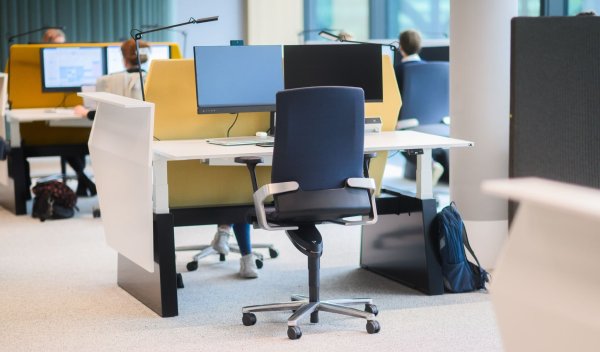 Hybrides Arbeiten verändert Büros: Desksharing ermöglicht flexible Platznutzung, doch Anspruch auf einen festen Arbeitsplatz besteht rechtlich nicht. - © Philip Dulian/dpa/dpa-tmn