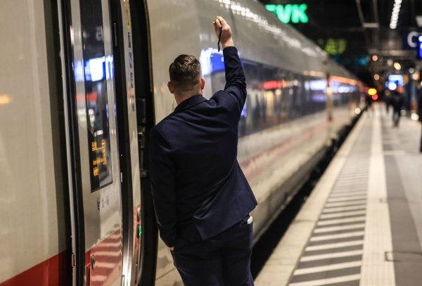 Trotz der schwierigen Lage geben die Bahn-Beschäftigten ihr Bestes. (Archivbild) - © Oliver Berg/dpa