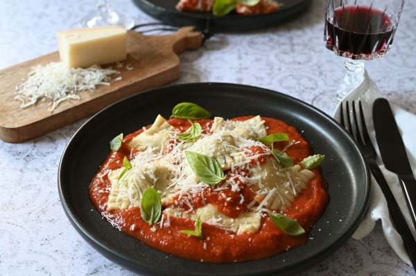Kein Mischmasch: Die selbstgemachten Ravioli thronen beim Servieren auf der Tomatensoße. Basilikumblätter sorgen für einen Farbtupfer. - © Julia Uehren/loeffelgenuss.de/dpa-tmn