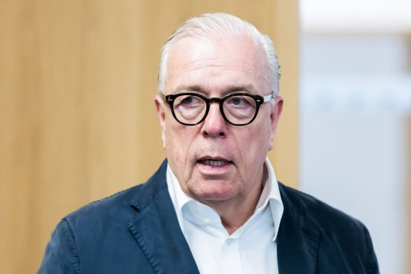 Ärztepräsident Klaus Reinhardt kann sich Krankschreibungen auch nur für einige Stunden am Tag vorstellen. (Archivbild) - © Christoph Soeder/dpa