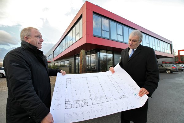 Raum zum „Atmen": Flexible Grundrisse lassen den Mietern von modernen Gewerbebauten Raum, um zu wachsen oder auch zu schrumpfen – je nach Bedarf. Architekt Klaus Sander (links) und Volker Steinbach von der Steinbach AG stehen hier vor dem Westpoint 1 im Detmolder Gewerbegebiet Plass an der Westerfeldstraße. - © Bernhard Preuß