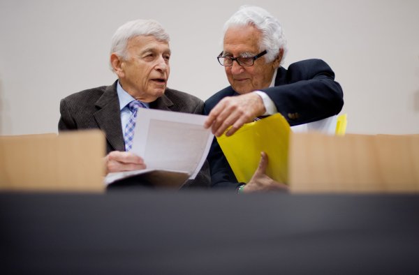 Die Auschwitz-Überlebenden Max Eisen (l) und William "Bill" Glied sitzen am 23.04.2015 im Gerichtssaal in Lüneburg (Niedersachsen). - © dpa