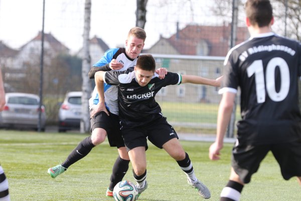 Kein Durchkommen: Dem Jerxer Fabian Richts (helles Trikot) wird der Weg von einem Rödinghauser Spieler versperrt. - © Oliver König