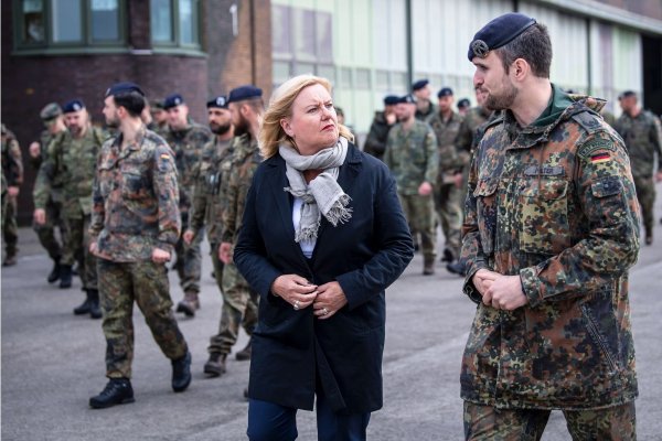 Die Wehrbeauftragte Eva Högl bei einem Truppenbesuch in Schortens - hier zusammen mit Major Dirk Polter. - © Sina Schuldt/dpa