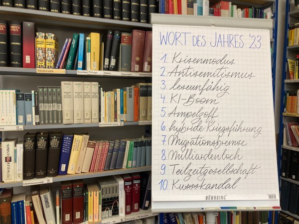 Das Wort des Jahres «Krisenmodus» steht an erster Stelle vor den Wörtern «Antisemitismus» und «leseunfähig» auf einer Tafel. - © Andrea Löbbecke/dpa