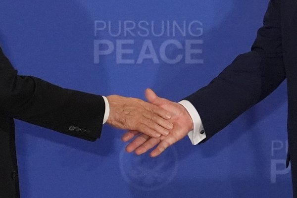 US-Präsident Donald Trump und Kremlchef Wladimir Putin haben sich in Alaska getroffen. - © Jae C. Hong/AP/dpa