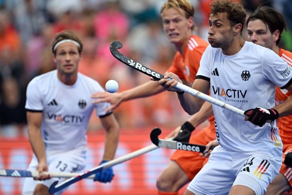 Hart umkämpftes Finale im Hockey-Park zwischen Deutschland und Niederlande. - © Federico Gambarini/dpa