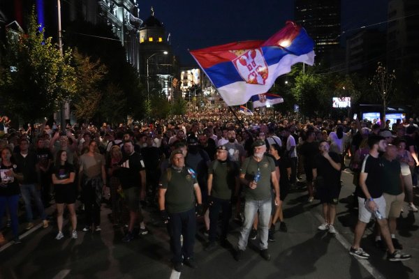 Am Rande der Proteste gegen den serbischen Präsident Vucic kam es die dritte Nacht in Folge zu Ausschreitungen. (Archivbild) - © Darko Vojinovic/AP/dpa