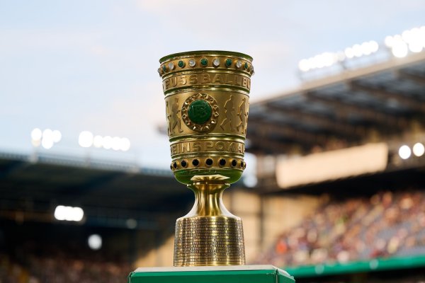 Um diese Trophäe spielen die Teams im DFB-Pokal. - © Bernd Thissen/dpa