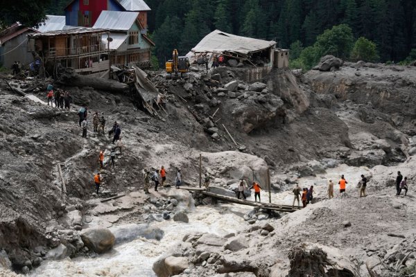 Die Wassermassen überraschten Pilger beim Essen. Mindestens 65 Menschen sind in Kaschmir bei einer Sturzflut gestorben. - © Channi Anand/AP/dpa