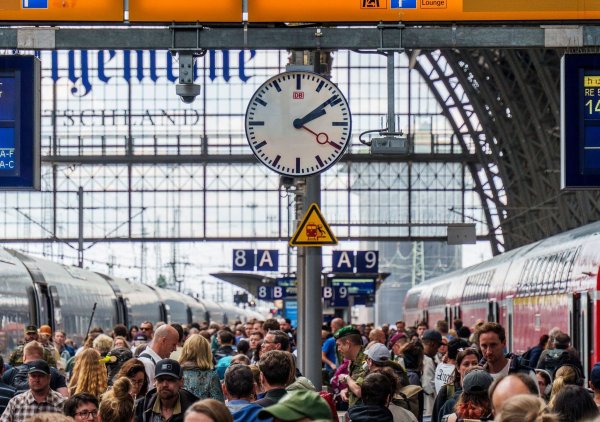 Die Bahn steckt in der Krise - nun soll es einen Wechsel an der Konzernspitze geben. (Archivbild) - © Andreas Arnold/dpa