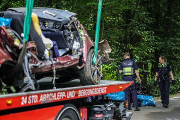 Zwei 19-jährige Männer sowie zwei 14 und 16 Jahre alte Mädchen sind bei einem Autounfall in Kürten gestorben. Am Steuer saß ein 16-Jähriger. Er überlebte. Der Wagen gehört seinen Eltern. - © Christoph Reichwein/dpa