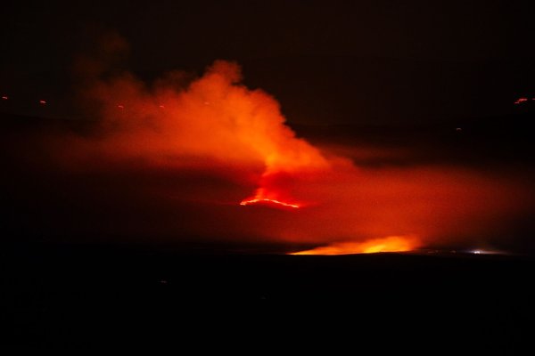 Der Feuerschein der riesigen Waldbrände ist vor allem nachts wie hier in der Autonomen Gemeinschaft von Kastilien und León in Spanien weithin sichtbar. - © Mateo Lanzuela/EUROPA PRESS/dpa